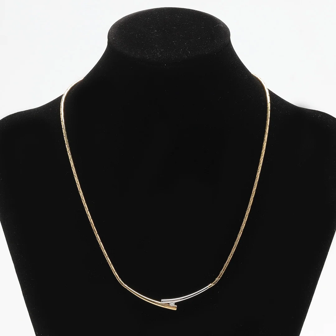 COLLIER, 14 K guld/vitguld. Briljant ca 0,10 ct. vikt ca 21 gram. — Necklace — Crafoord Auktioner Malmö