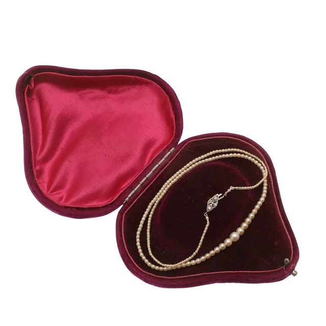A SINGLE ROW GRADUATED PEARL NECKLACE.
