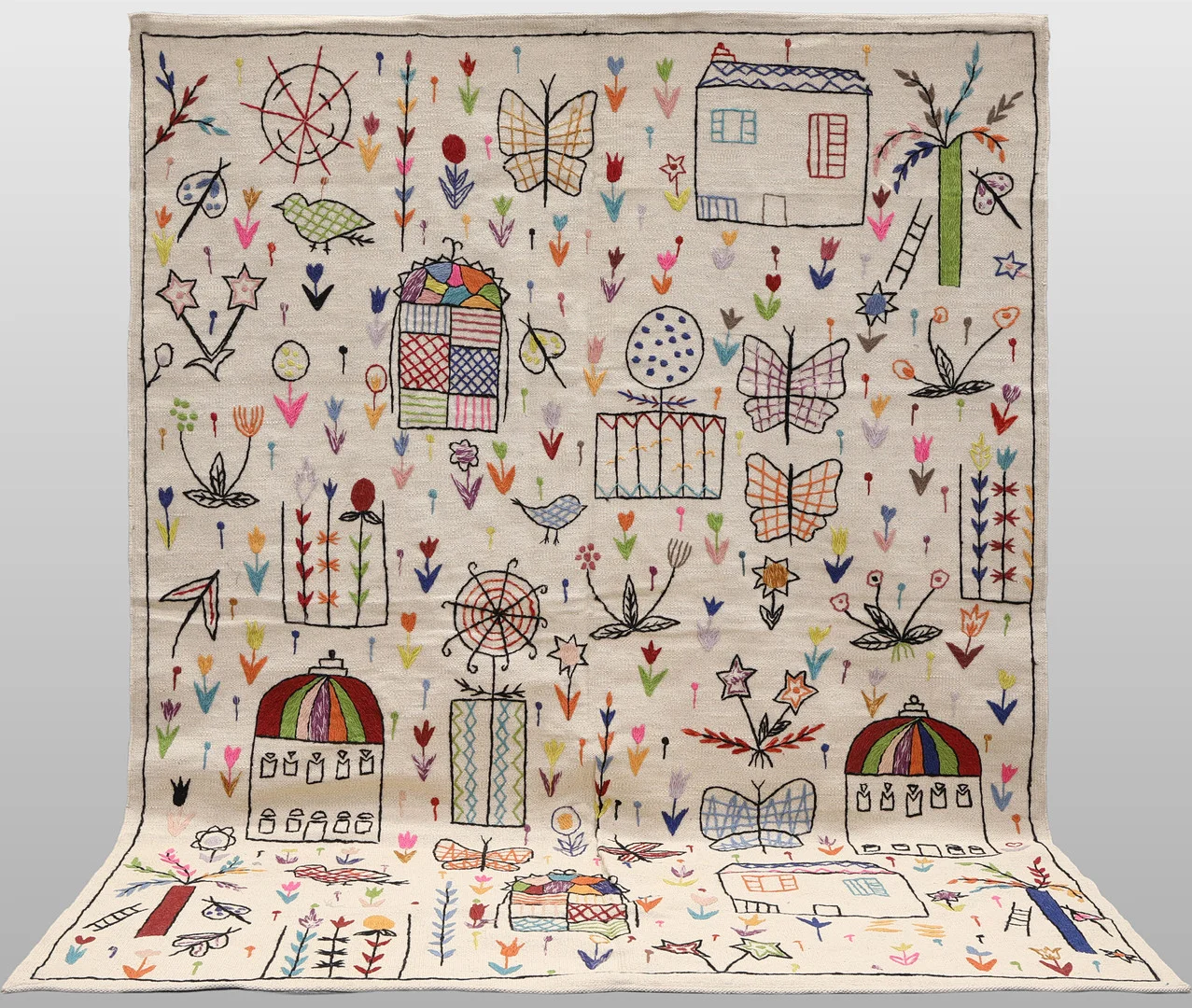 ORIENTMATTA, kelim, handvävd, handbroderad dekor, fodrad baksida, ca 242x181 cm. — Oriental Carpets & Textiles — Skandia Auktion