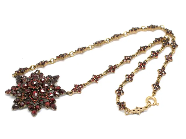 GRANATCOLLIER, 1 granat saknas tennlödningar på baksida