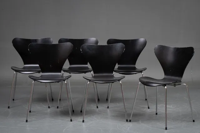 Arne Jacobsen. Sæt på seks spisestole model 3107, sorte (6)