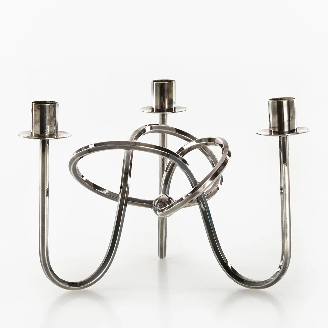 JOSEF FRANK (1885–1967). Kandelaber "Vänskapsknuten", försilvrad mässing, Firma Svenskt Tenn. — Candlesticks — Crafoord Auktioner Stockholm