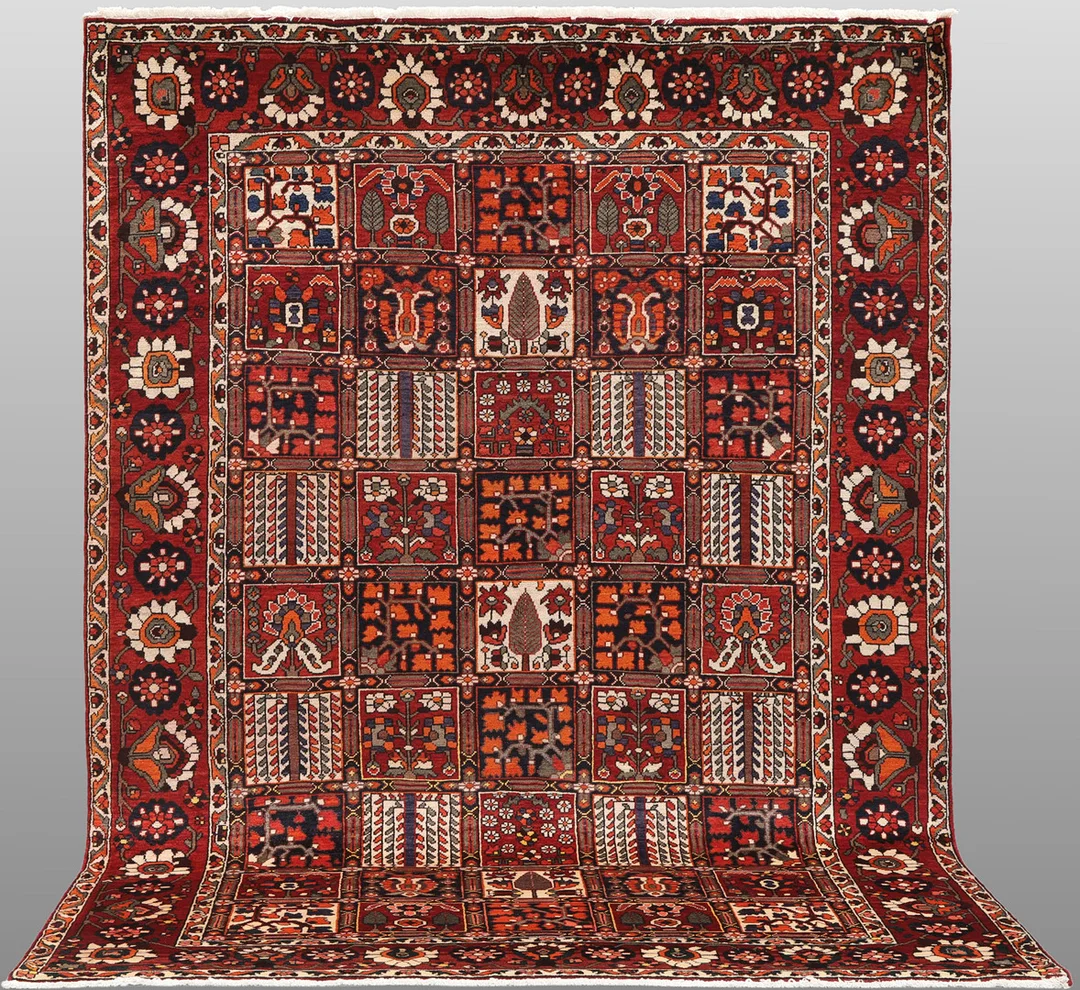 MATTA. Baktiari fine, trädgårdsmönstrad, 300 x 205 cm. — Oriental Carpets & Textiles — Södermanlands Auktionsverk