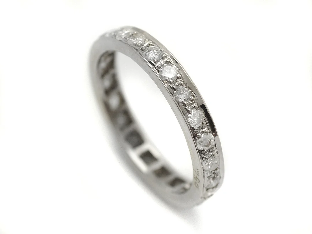 HELALLIANSRING, 18K vitguld, 23 briljanter ca 1,00 ctv, TW-CR/P1, stl 17,25 mm, vikt 2,8 g, en briljant skadad. — Smycken/Alliansring — Kaplans