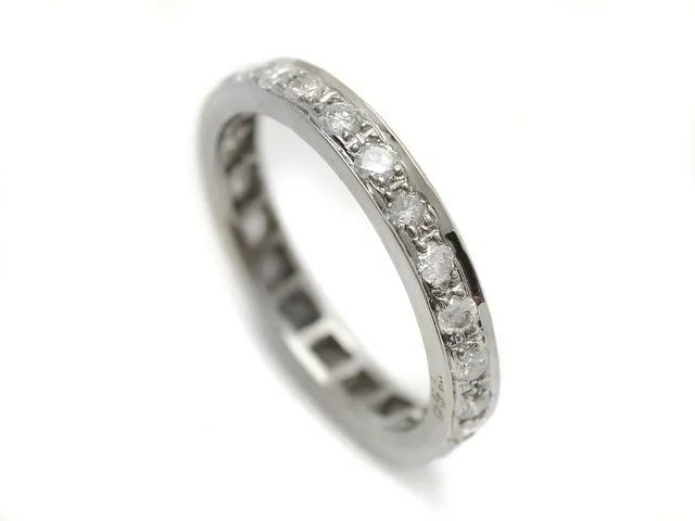 HELALLIANSRING, 18K vitguld, 23 briljanter ca 1,00 ctv, TW-CR/P1, stl 17,25 mm, vikt 2,8 g, en briljant skadad.
