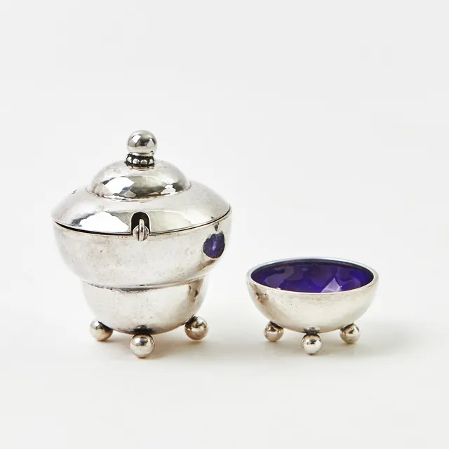 HARALD NIELSEN. Saltkar och senapsburk med sked av Georg Jensen, Danmark 1925-1951. Design nr 433 A, 410 och 110.