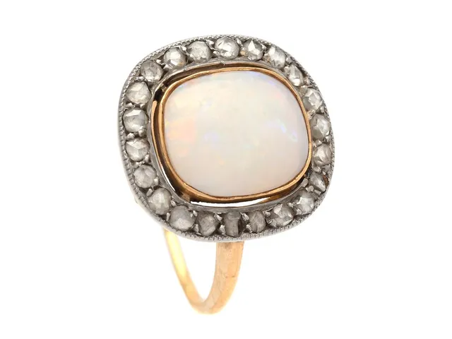 RING, 18K guld, platina, opal, rosenslipade diamanter, stl ca 15,75 mm, vikt 2,6 g, fransk importstämpel, skadad, skev ringskena, opalen är sliten.