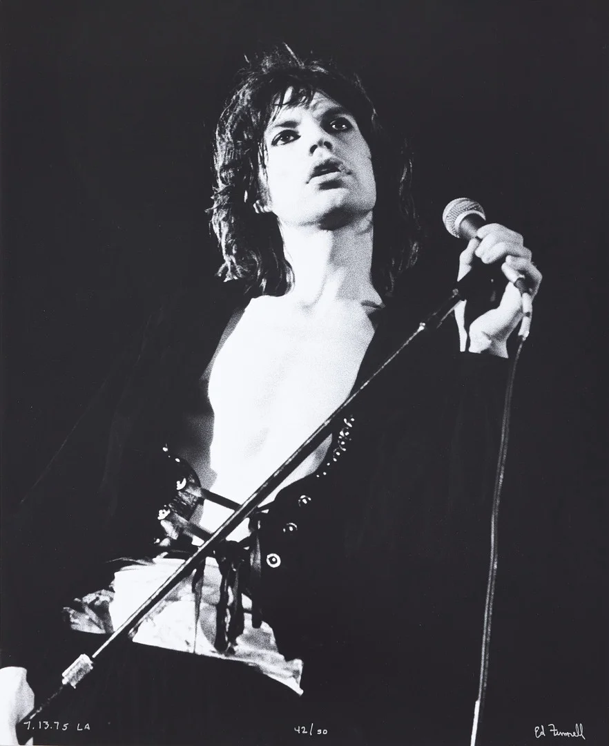 ED FINNELL (USA/SVERIGE, FÖDD 1956). Mick Jagger, The Rolling Stones, "Tour of the Americas", Los Angeles, 13 juli, 1975, signerad Ed Finnell, numrerad 42/50. — Photography — Stockholms Auktionsverk Sickla