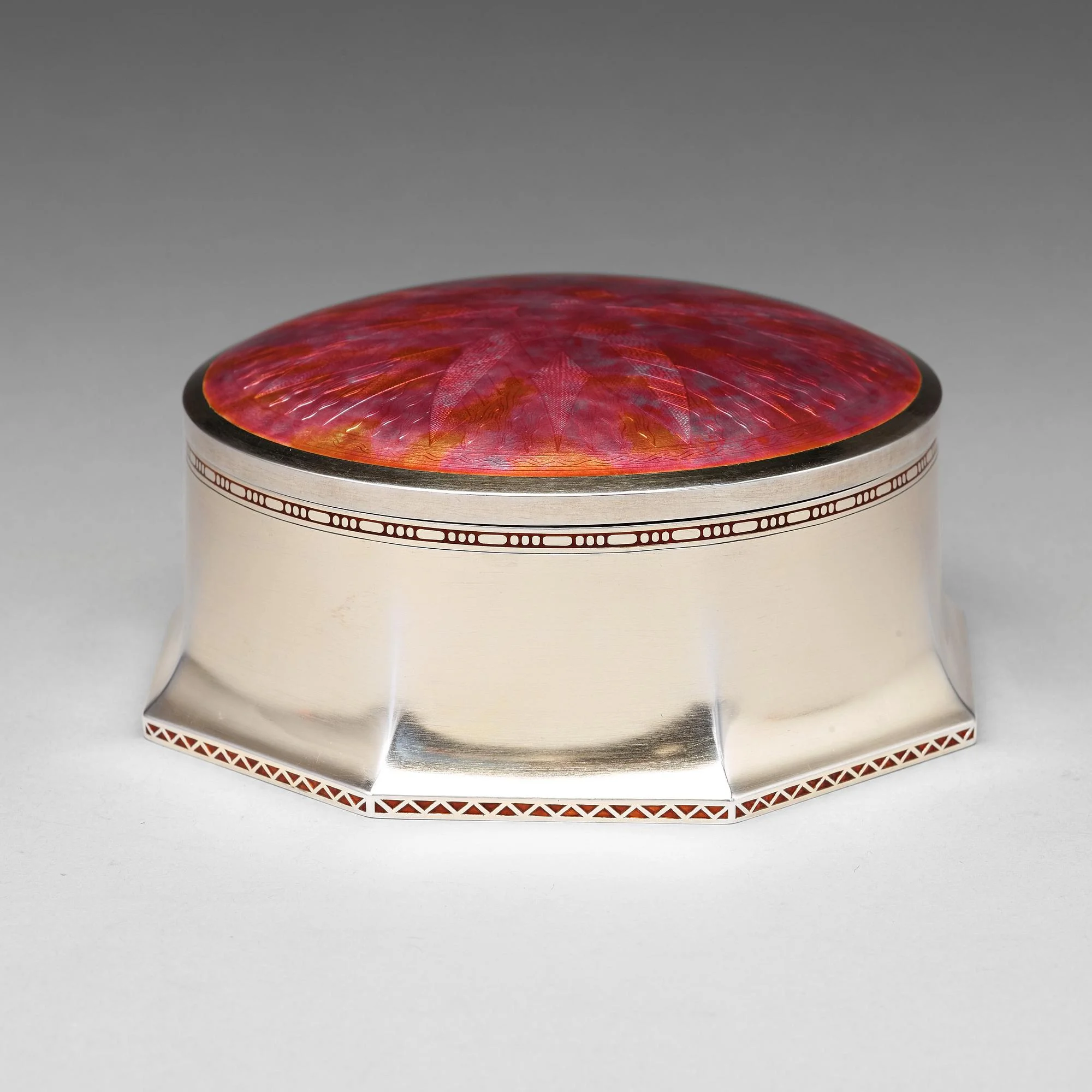 Ferdinand Boberg, bonbonjär, för C.G Hallberg, Stockholm 1909, jugend. Silver, delvis förgyllt, och emalj. — Bukowskis