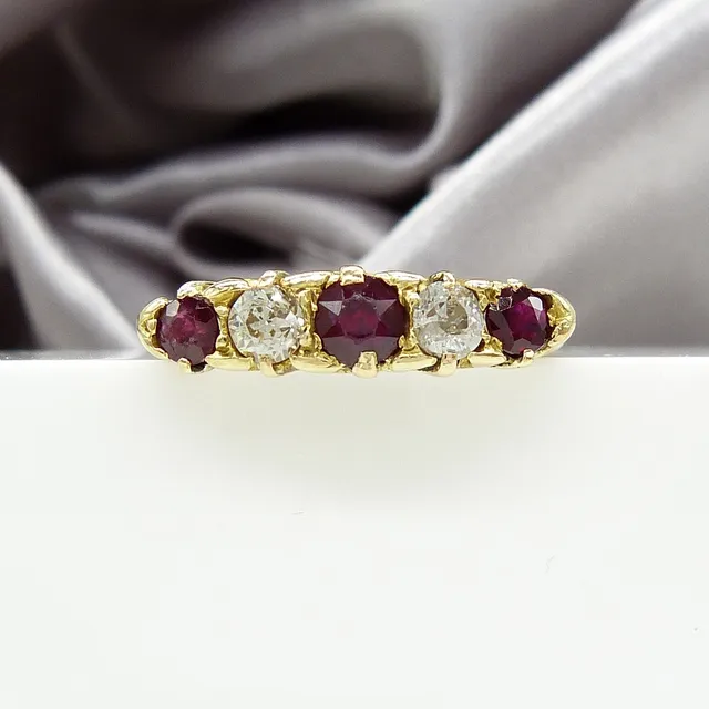 VINTAGE RUBY & DIAMOND ring.
