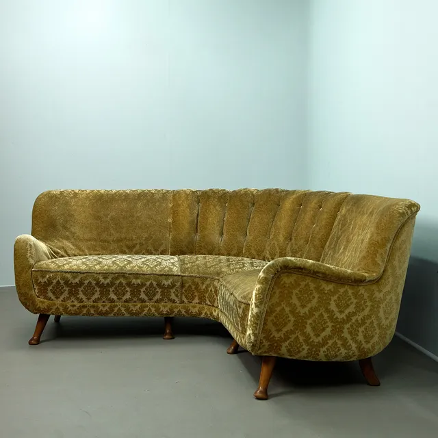 BERGA MOBLER. Corner Couch / Ecksofa, Velours, Buche, 1940-1950er Jahre, Schweden (2).