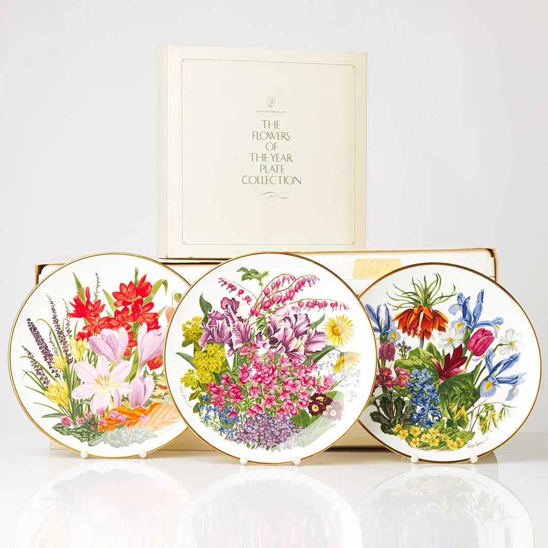 TALLRIKAR. 12, "Flowers of the year plate collection", Franklin Porcelain, Wedgwood, England. — European — Stockholms Auktionsverk Sickla