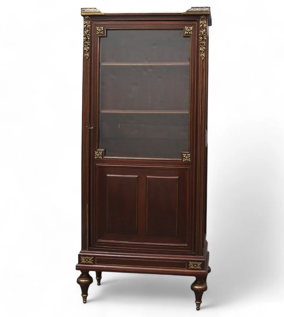 Louis XVI style display cabinet in mahogany, early 20th Century. — Cupboards, Cabinets & Shelves — Balclis