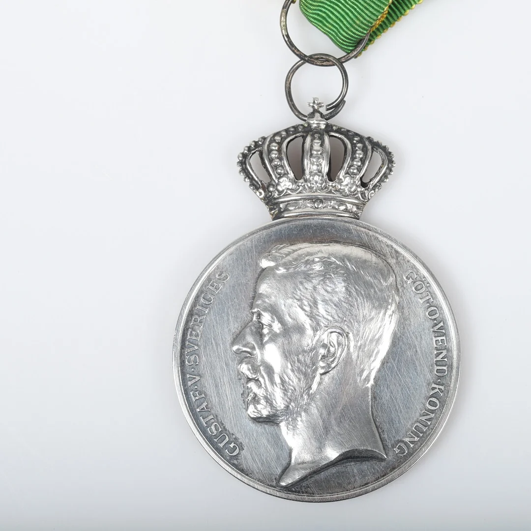 MEDALJ, Gustaf V Sveriges Göt o Vend Konung, silver, 1946. — Orders & Medals — Helsingborgs Auktionskammare