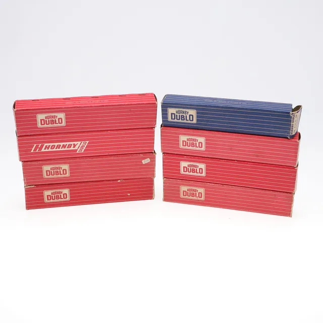 EIGHT BOXED HORNBY-DUBLO 00 GAUGE COACHES.