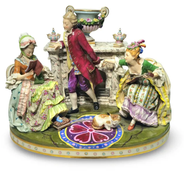 Capodimonte. Grupo escultórico de jóvenes en porcelana policromada. Siglo XX.