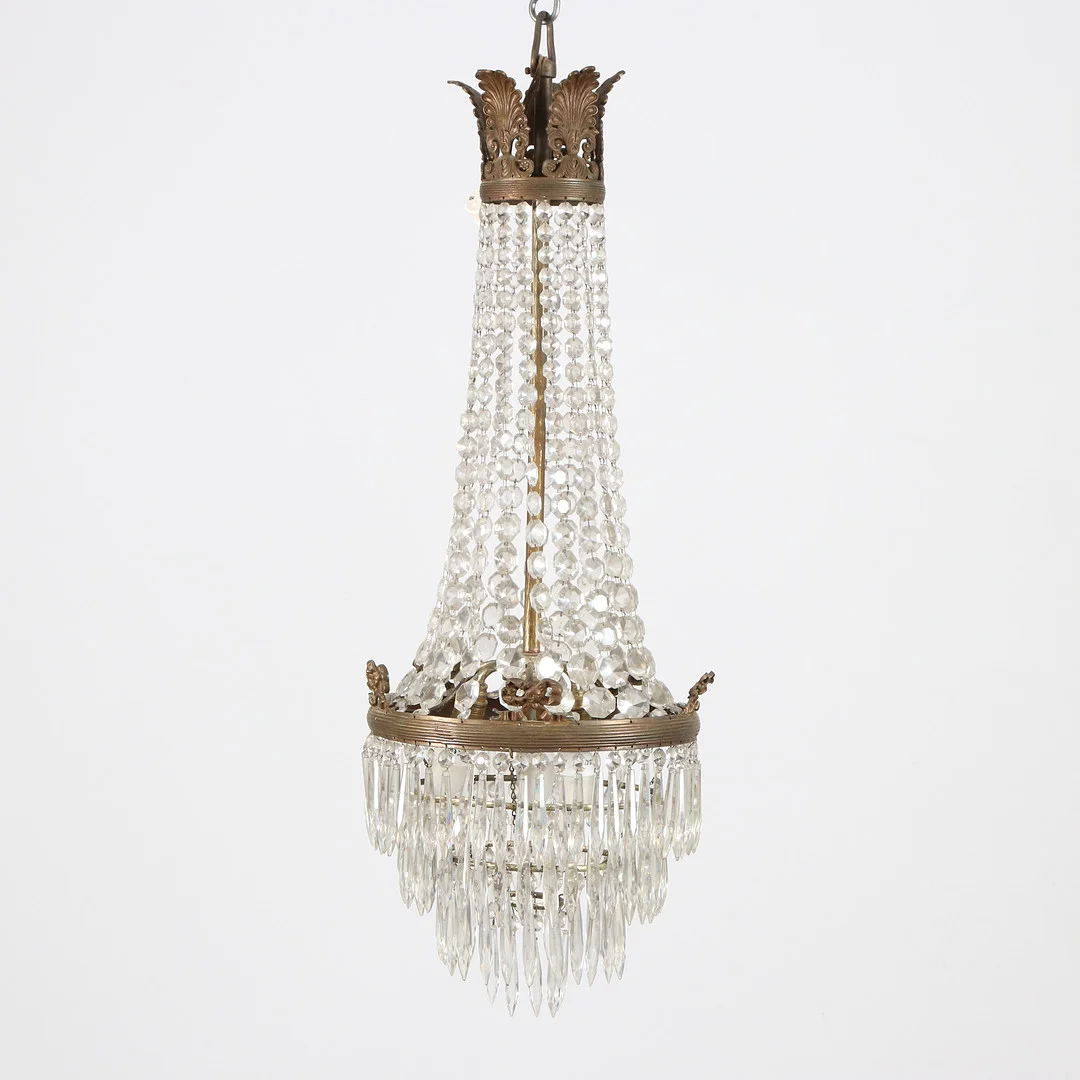 TAKARMATUR MED PRISMOR. Mässingsstomme med glasprismor. 1900-talets första hälft. Empirestil. — Ceiling lights — Skånes Auktionsverk