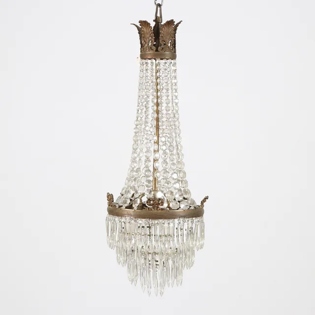 TAKARMATUR MED PRISMOR. Mässingsstomme med glasprismor. 1900-talets första hälft. Empirestil.