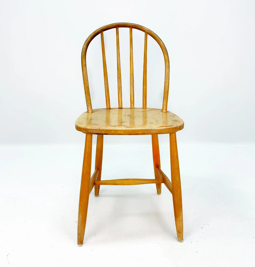 STOL, trä, rundad rygg med pinnar, 30/40 tal. — Armchairs & Chairs — TOKA Auktionshus