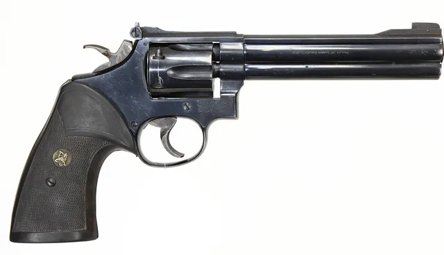REVOLVER, Double Action, fabrikat Smith & Wesson, modell 17-6, kaliber .22LR, tillv.nr BEW2743, se-nr begagnad.