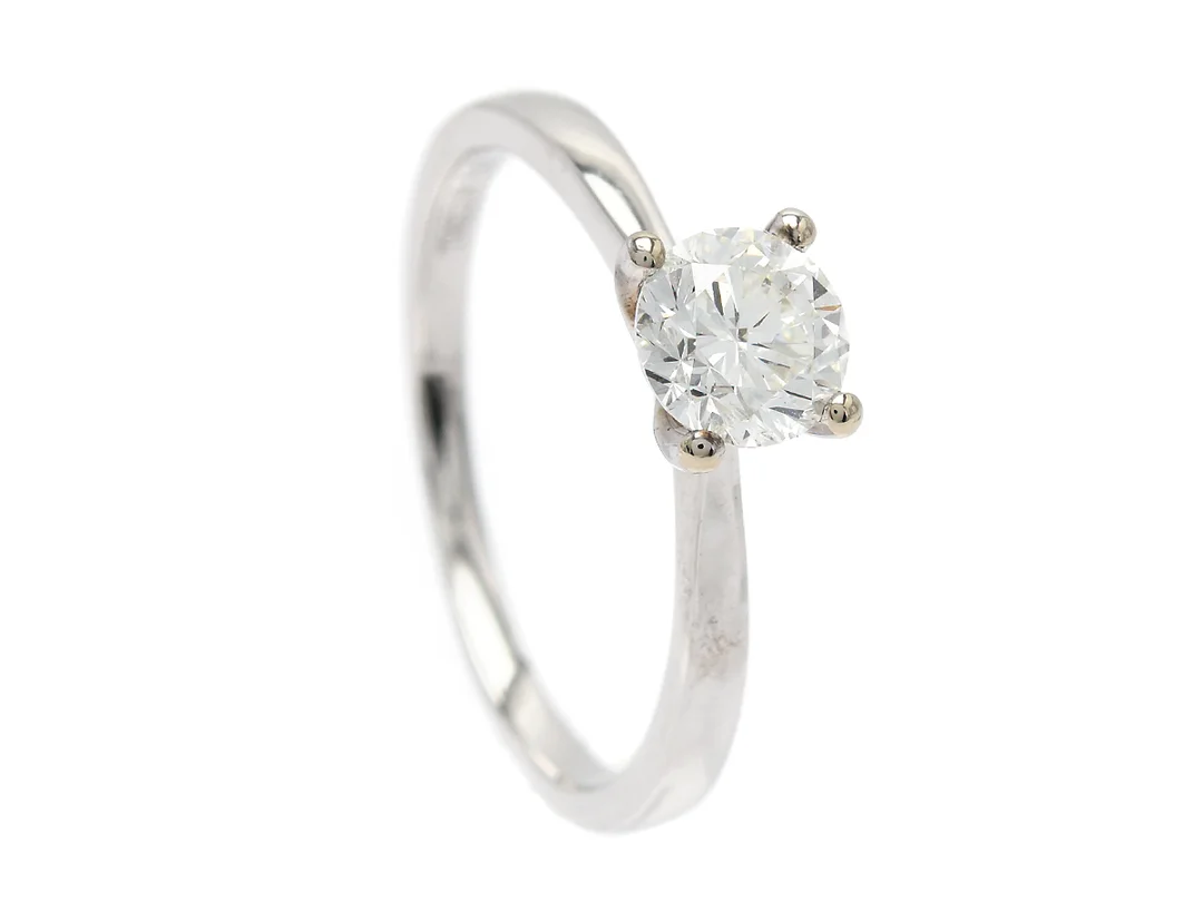 ENSTENSRING, 18K vitguld, briljantslipad diamant 0,79 ct, TW(G)/VS2, GIA dossier 5202602375, stl 17,25 mm, vikt 2,5 g, nagg på kulett. — Smycken/Enstensring — Kaplans