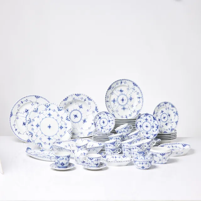 ROYAL COPENHAGEN, servisdelar, 48 dlr, "Musselmalet", porslin, dekor i underglasyrblått, helblond/halvblond.