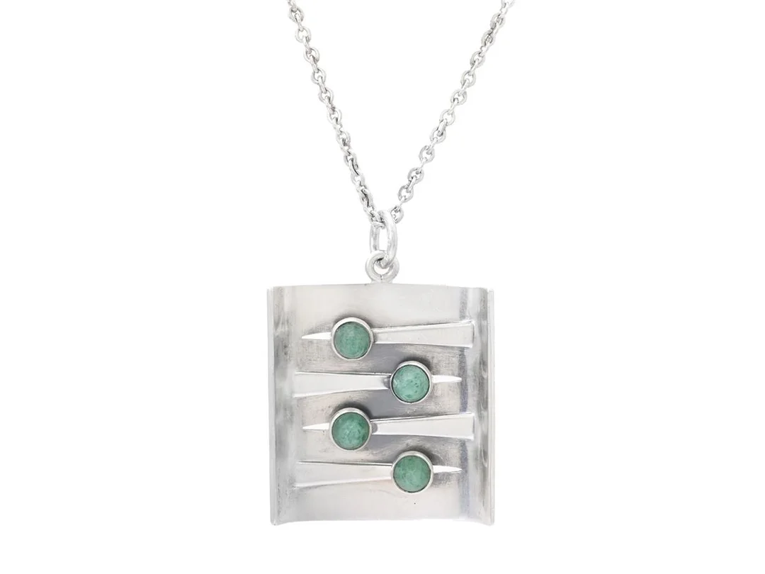 ELIS KAUPPI, hänge med kedja, silver, aventurinkvarts, Finland 1964, höjd 42 mm, kedja 58 cm, vikt 16,5 g. — Smycken/Hänge med kedja — Kaplans