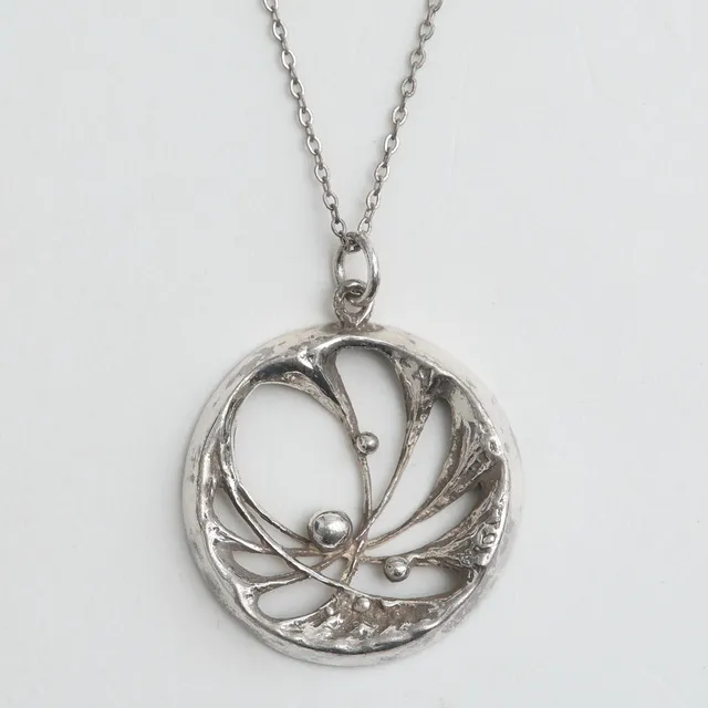 KARL LAINE. "Spiderweb", hänge med kedja, silver, 1970-tal, Finland.