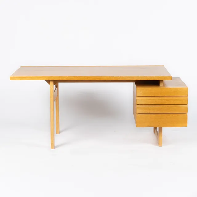 OLAVI HÄNNINEN. Skrivbord, ek, "Voula/Paletti", för HMN Huonekalu Mikko Nupponen, Lahti, Finland 1960-tal.