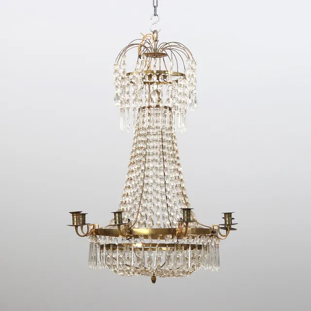 LJUSKRONA MED PRISMOR. Mässingsstomme med glasprismor. Empire, 1800-talets första hälft.