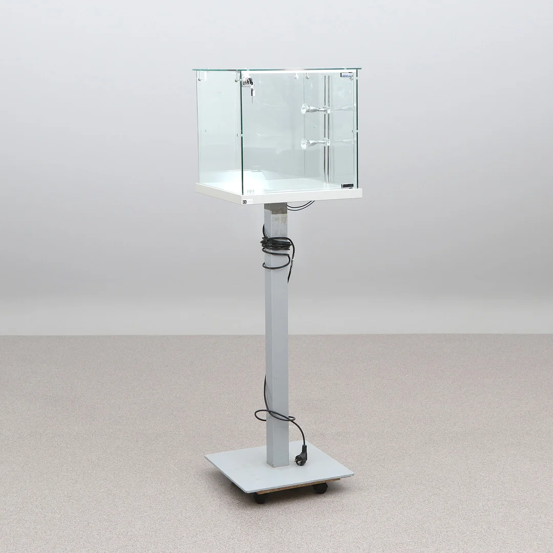 VITRINMONTER PÅ PELARFOT. Glas och lackerad metall. Samtida tillverkning. — Cupboards, Cabinets & Shelves — Skånes Auktionsverk