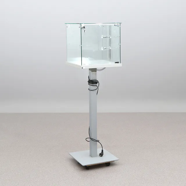 VITRINMONTER PÅ PELARFOT. Glas och lackerad metall. Samtida tillverkning.