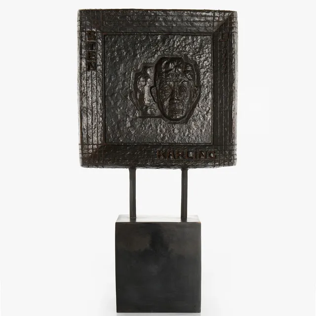 LISS ERIKSSON (1919–2000). Sten Karling - Eadem Sed Aliter, relief på sockel, patinerad brons, monogramsignerad och daterad LE 1972.