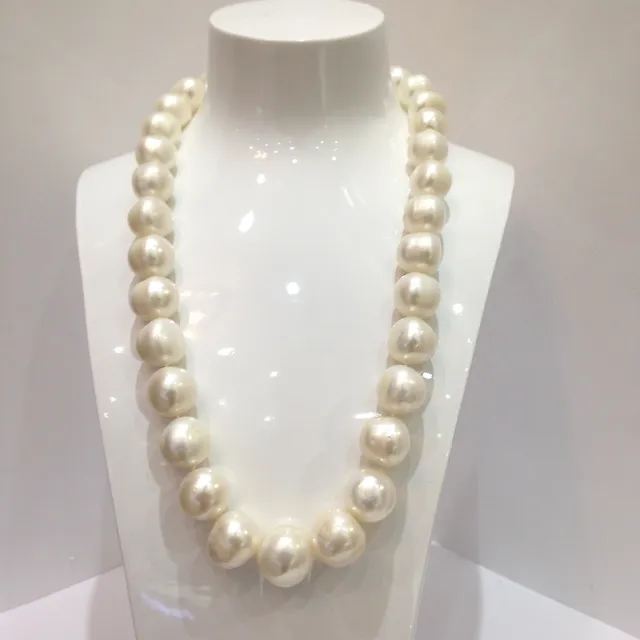 CULTURED PEARL NECKLACE.
