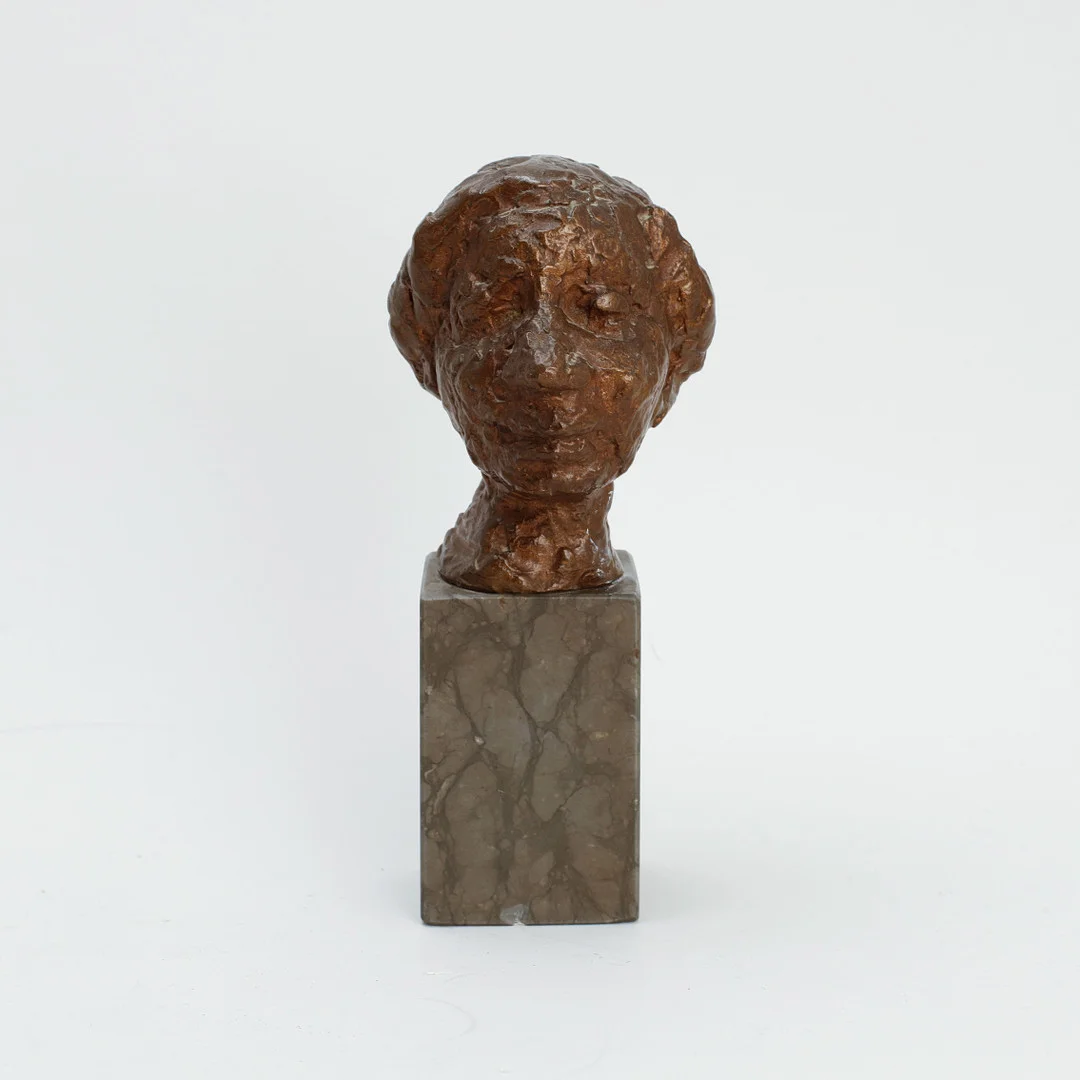 NINNAN SANTESSON. Skulptur Kvinnohuvud, brunpatinerad brons monterad på stensockel. — Sculptures & Bronzes — Göteborgs Auktionsverk