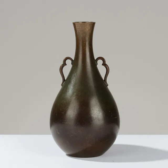 JUST ANDERSEN (1884-1943). Dråbeformet vase med små hanke af patineret bronze, B 1746, Danmark, formgivet 1935.