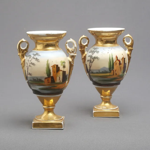URNOR ett par, porslin, 1800-/1900-tal.