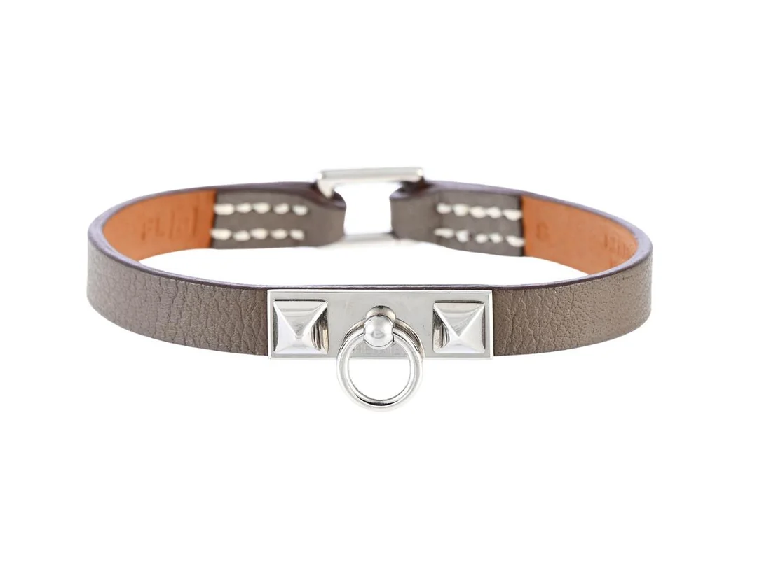 ARMBAND, HERMÈS, Bracelet Collier Chien, brunt läder, silverfärgade beslag, stl S, längd 17 cm. — Smycken/Armband — Kaplans