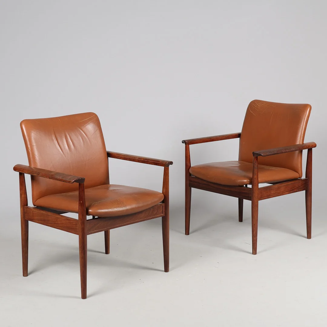FINN JUHL. Et par "Diplomat" armstole, stel af palisander, sæde og ryg betrukket med cognacfarvet skind, France & Søn, Model FD 209, Danmark, 1960erne, (2). — Armchairs & Chairs — Palsgaard Kunstauktioner