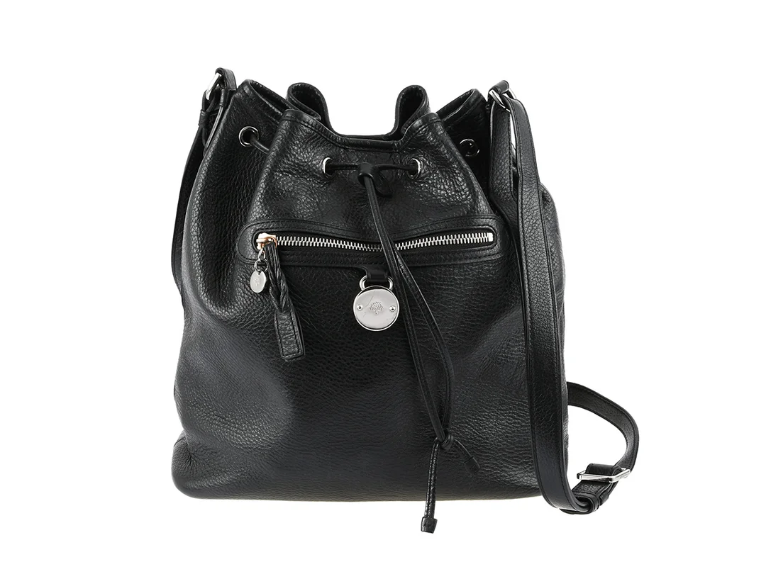VÄSKA, MULBERRY, Somerset Drawstring Buck Bag, svart läder, silverfärgade beslag, 28x30x14 cm, justerbar axelrem, bruksslitage. — Accessoarer/Väskor — Kaplans