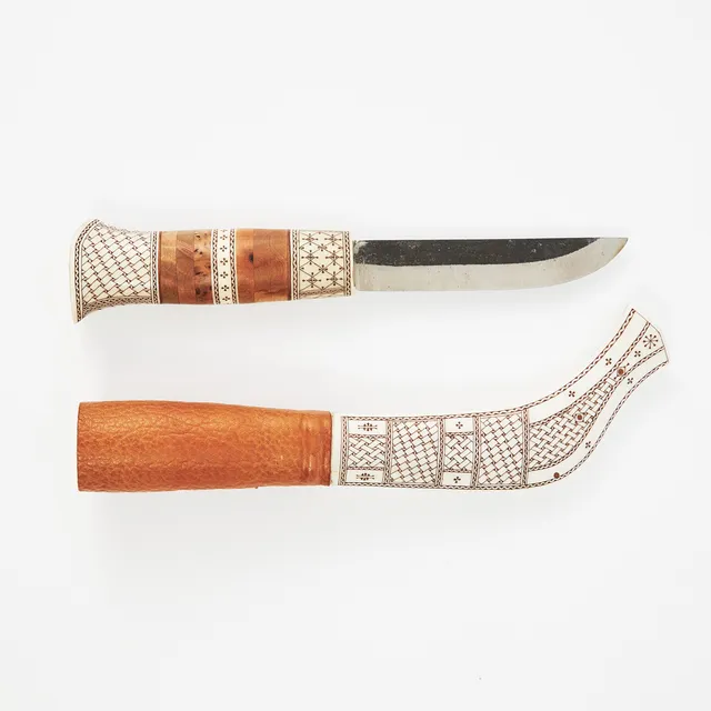 BERTIL ANDERSSON (FÖDD 1926). kniv, halvhorn, skaft i renhorn och masur med lameller i näver, slida i renhorn och läder, graverad dekor, monogramsignerad BA och daterad -87.