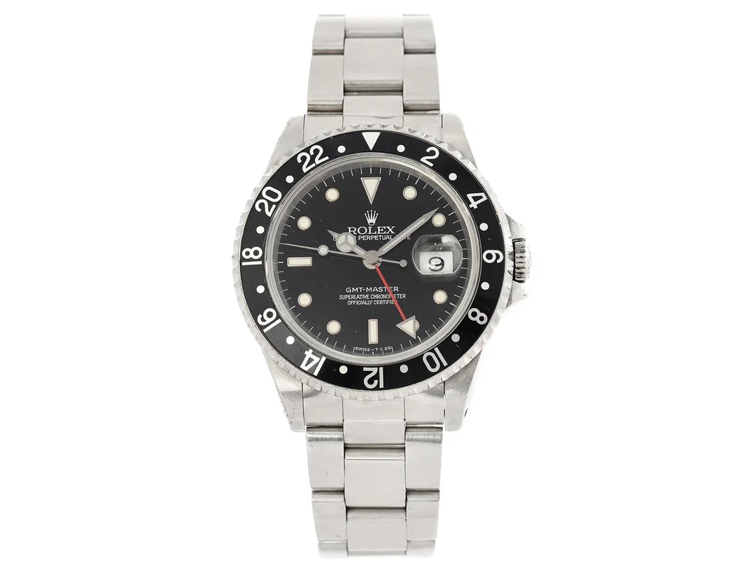 ROLEX, Oyster Perpetual Date, GMT-Master (Swiss-T<25), Chronometer, Ref nr. 16700, Serie nr. T655513, Cal 3175, Verk nr. 7532894, Boett nr. 16700, herrur, 40 mm, stål, automatisk, safirglas (skadat), datum, 24-timmarsvisning, skadad bezel, Oysterlocklänk, Ref nr. 78790-V12/501 B, ca 1996, box. — Klockor/Rolex — Kaplans
