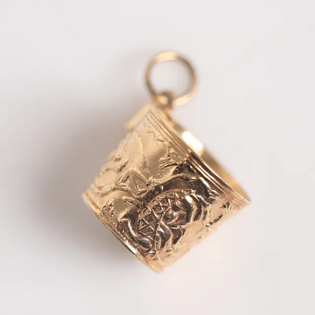 HÄNGE, 18 K guld med reliefdekor.