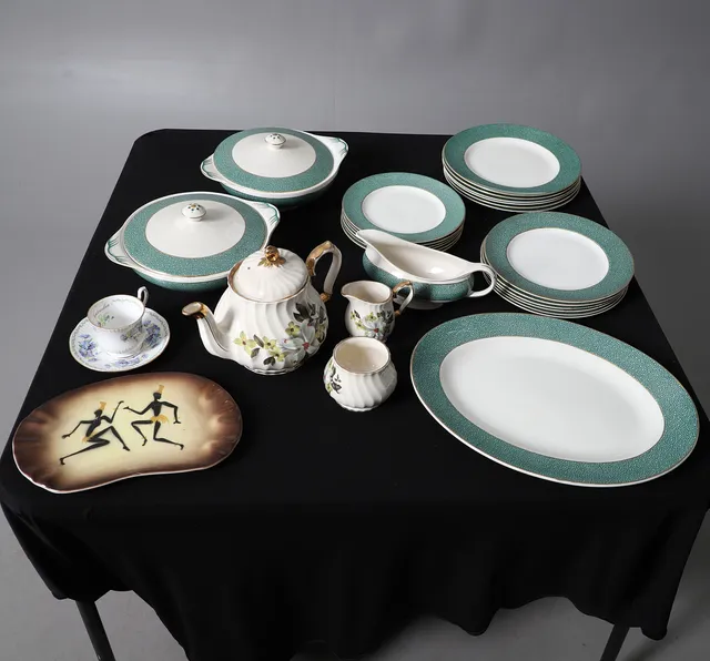 A PART J&G MEAKIN DINNER SERVICE AND OTHERS.