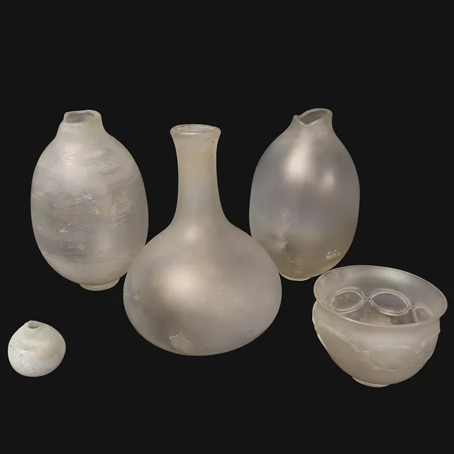 BENGT HEINTZE. Vaser med frostad oregelbunden delvis iriserande form, Kosta, signerade, 5 stycken, 1980- tal.