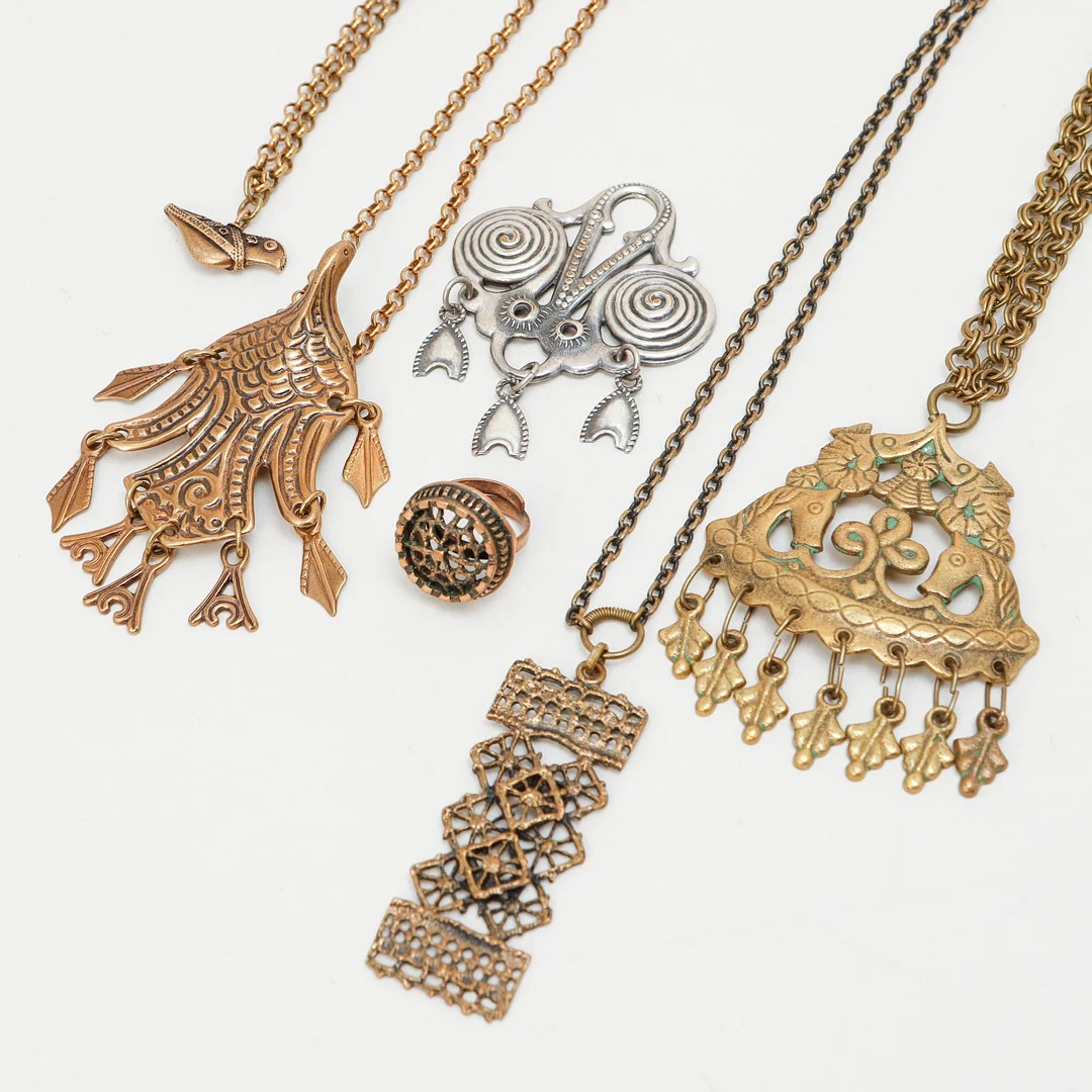 SMYCKEN, 6 delar, brons, bl.a. Kalevala, Finland. — Jewellery — Göteborgs Auktionsverk