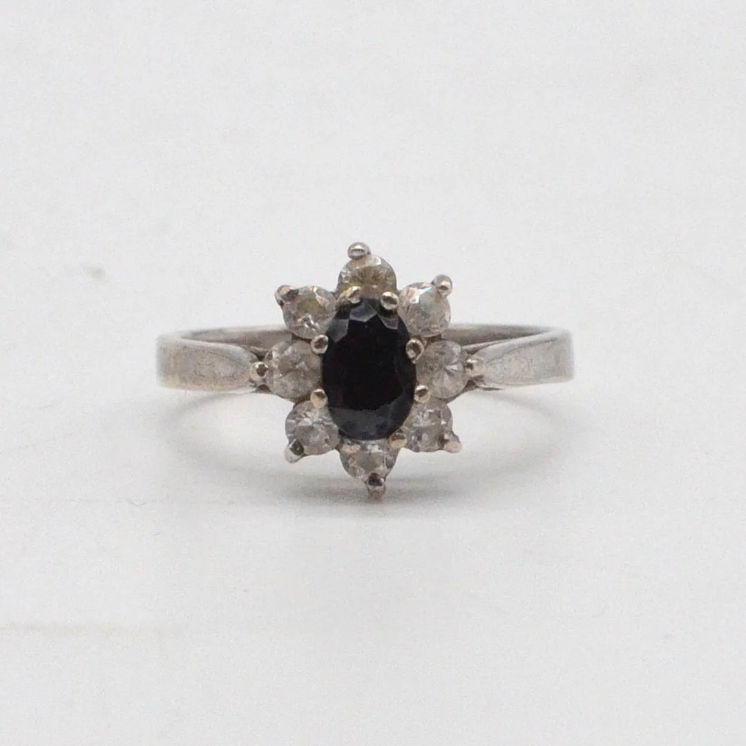 HERMAN SIERSBØL. DESIGNERRING MIT SAPHIR IM OVALSCHLIFF, FASSUNG AUS STERLINGSILBER, MIT 8X ZIRKONIA IM RUNDSCHLIFF, VINTAGE. — Rings — Kunst- und Auktionshaus Kleinhenz