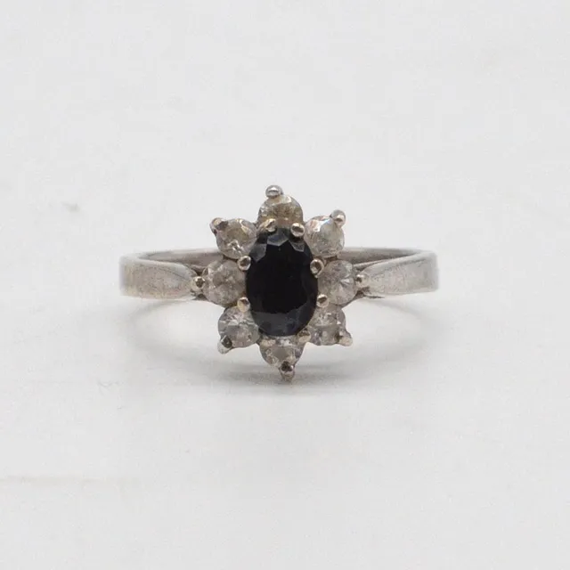 HERMAN SIERSBØL. DESIGNERRING MIT SAPHIR IM OVALSCHLIFF, FASSUNG AUS STERLINGSILBER, MIT 8X ZIRKONIA IM RUNDSCHLIFF, VINTAGE.