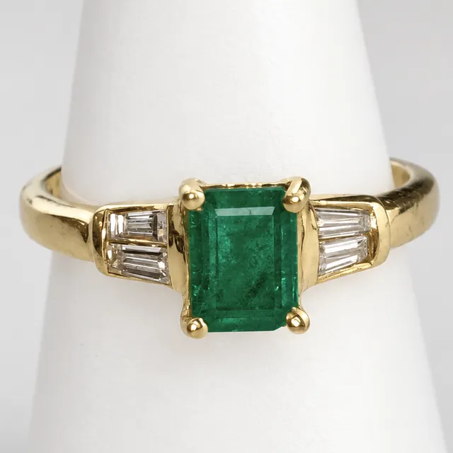 GOLDRING MIT SMARAGD UND DIAMANTEN.