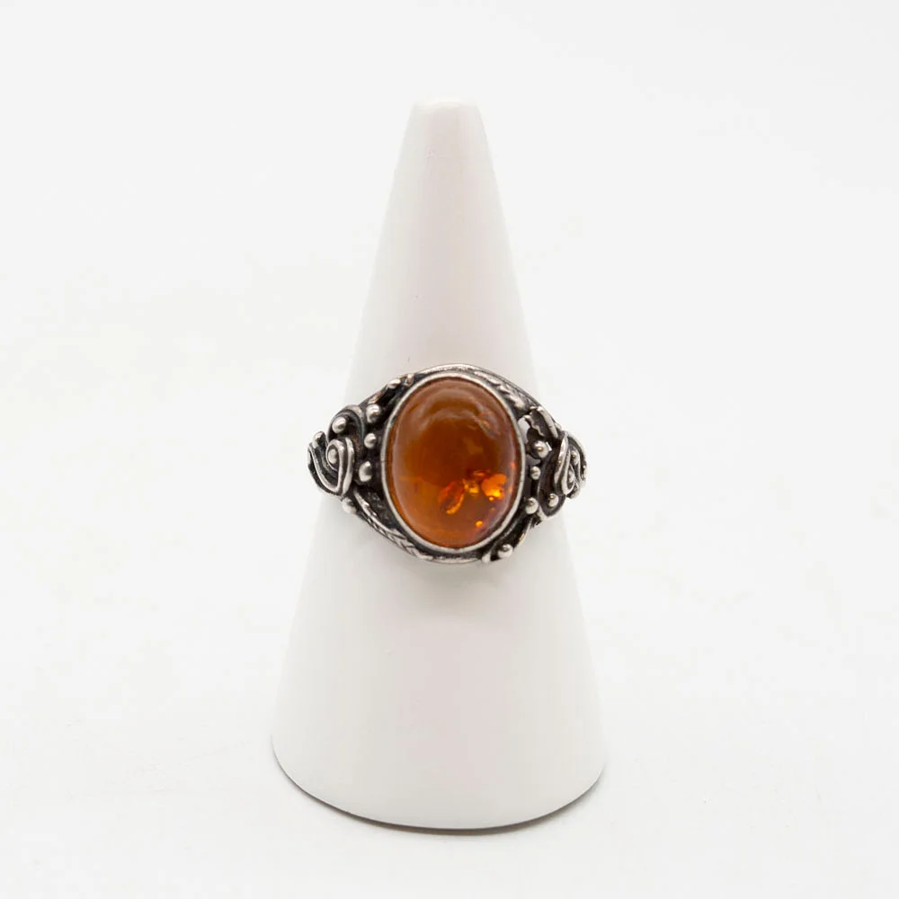 RING, 925ER SILBER, GEPUNZT, BERNSTEINCABOCHON, LP, HANDGEFERTIGT, ANFANG 20. JAHRHUNDERT. — Rings — Kunst- und Auktionshaus Kleinhenz